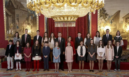El Rey Felipe VI ha entregado este martes el Collar de la Insigne Orden del Toisón de Oro a la heredera de la Corona, la Princesa de Asturias, subrayando ante ella las "exigencias" y responsabilidades que implica su condición.