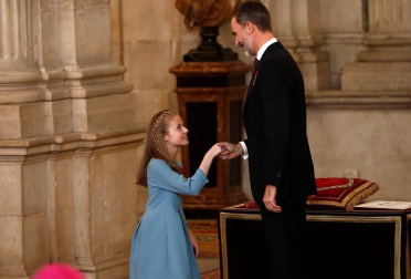 El Rey Felipe VI ha entregado este martes el Collar de la Insigne Orden del Toisón de Oro a la heredera de la Corona, la Princesa de Asturias, subrayando ante ella las "exigencias" y responsabilidades que implica su condición.