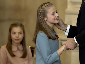 El Rey Felipe VI ha entregado este martes el Collar de la Insigne Orden del Toisón de Oro a la heredera de la Corona, la Princesa de Asturias, subrayando ante ella las "exigencias" y responsabilidades que implica su condición.