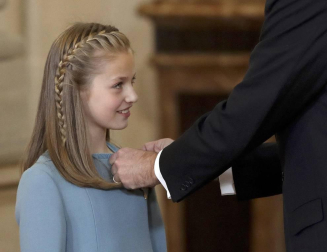 El Rey Felipe VI ha entregado este martes el Collar de la Insigne Orden del Toisón de Oro a la heredera de la Corona, la Princesa de Asturias, subrayando ante ella las "exigencias" y responsabilidades que implica su condición.