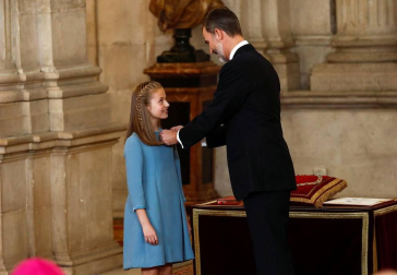 El Rey Felipe VI ha entregado este martes el Collar de la Insigne Orden del Toisón de Oro a la heredera de la Corona, la Princesa de Asturias, subrayando ante ella las "exigencias" y responsabilidades que implica su condición.