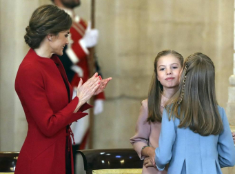El Rey Felipe VI ha entregado este martes el Collar de la Insigne Orden del Toisón de Oro a la heredera de la Corona, la Princesa de Asturias, subrayando ante ella las "exigencias" y responsabilidades que implica su condición.
