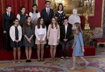 El Rey Felipe VI ha entregado este martes el Collar de la Insigne Orden del Toisón de Oro a la heredera de la Corona, la Princesa de Asturias, subrayando ante ella las "exigencias" y responsabilidades que implica su condición.