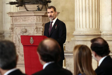 El Rey Felipe VI ha entregado este martes el Collar de la Insigne Orden del Toisón de Oro a la heredera de la Corona, la Princesa de Asturias, subrayando ante ella las "exigencias" y responsabilidades que implica su condición.