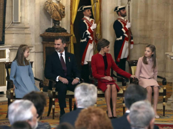 El Rey Felipe VI ha entregado este martes el Collar de la Insigne Orden del Toisón de Oro a la heredera de la Corona, la Princesa de Asturias, subrayando ante ella las "exigencias" y responsabilidades que implica su condición.