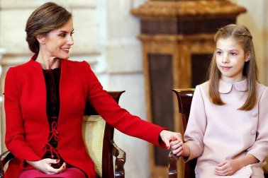 El Rey Felipe VI ha entregado este martes el Collar de la Insigne Orden del Toisón de Oro a la heredera de la Corona, la Princesa de Asturias, subrayando ante ella las "exigencias" y responsabilidades que implica su condición.