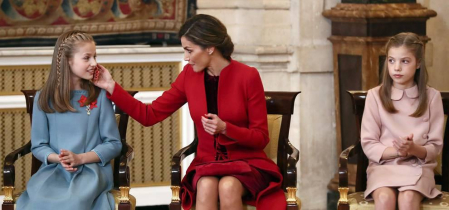 El Rey Felipe VI ha entregado este martes el Collar de la Insigne Orden del Toisón de Oro a la heredera de la Corona, la Princesa de Asturias, subrayando ante ella las "exigencias" y responsabilidades que implica su condición.