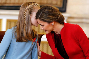 El Rey Felipe VI ha entregado este martes el Collar de la Insigne Orden del Toisón de Oro a la heredera de la Corona, la Princesa de Asturias, subrayando ante ella las "exigencias" y responsabilidades que implica su condición.