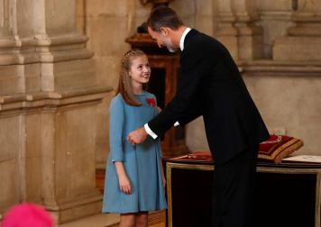 El Rey Felipe VI ha entregado este martes el Collar de la Insigne Orden del Toisón de Oro a la heredera de la Corona, la Princesa de Asturias, subrayando ante ella las "exigencias" y responsabilidades que implica su condición.
