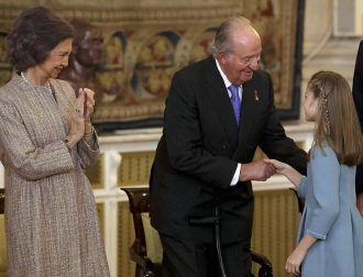 El Rey Felipe VI ha entregado este martes el Collar de la Insigne Orden del Toisón de Oro a la heredera de la Corona, la Princesa de Asturias, subrayando ante ella las "exigencias" y responsabilidades que implica su condición.
