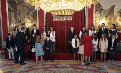 El Rey Felipe VI ha entregado este martes el Collar de la Insigne Orden del Toisón de Oro a la heredera de la Corona, la Princesa de Asturias, subrayando ante ella las "exigencias" y responsabilidades que implica su condición.