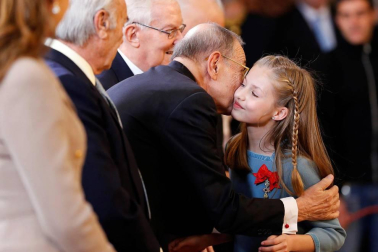 El Rey Felipe VI ha entregado este martes el Collar de la Insigne Orden del Toisón de Oro a la heredera de la Corona, la Princesa de Asturias, subrayando ante ella las "exigencias" y responsabilidades que implica su condición.