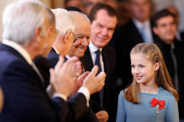 El Rey Felipe VI ha entregado este martes el Collar de la Insigne Orden del Toisón de Oro a la heredera de la Corona, la Princesa de Asturias, subrayando ante ella las "exigencias" y responsabilidades que implica su condición.