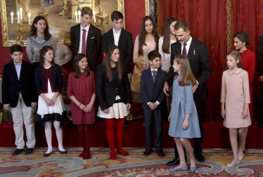 El Rey Felipe VI ha entregado este martes el Collar de la Insigne Orden del Toisón de Oro a la heredera de la Corona, la Princesa de Asturias, subrayando ante ella las "exigencias" y responsabilidades que implica su condición.