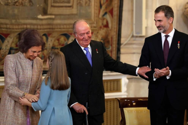 El Rey Felipe VI ha entregado este martes el Collar de la Insigne Orden del Toisón de Oro a la heredera de la Corona, la Princesa de Asturias, subrayando ante ella las "exigencias" y responsabilidades que implica su condición.
