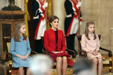 El Rey Felipe VI ha entregado este martes el Collar de la Insigne Orden del Toisón de Oro a la heredera de la Corona, la Princesa de Asturias, subrayando ante ella las "exigencias" y responsabilidades que implica su condición.