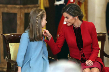 El Rey Felipe VI ha entregado este martes el Collar de la Insigne Orden del Toisón de Oro a la heredera de la Corona, la Princesa de Asturias, subrayando ante ella las "exigencias" y responsabilidades que implica su condición.