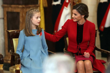El Rey Felipe VI ha entregado este martes el Collar de la Insigne Orden del Toisón de Oro a la heredera de la Corona, la Princesa de Asturias, subrayando ante ella las "exigencias" y responsabilidades que implica su condición.