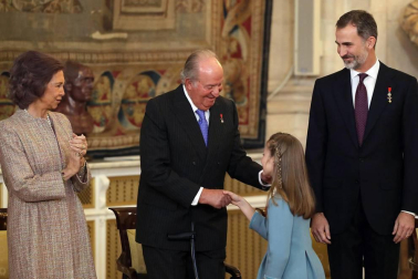 El Rey Felipe VI ha entregado este martes el Collar de la Insigne Orden del Toisón de Oro a la heredera de la Corona, la Princesa de Asturias, subrayando ante ella las "exigencias" y responsabilidades que implica su condición.