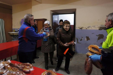 La villa celebró este viernes el reparto de 3.500 roscos junto a la hoguera de San Blas en vísperas del día grande de las fiestas