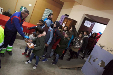 La villa celebró este viernes el reparto de 3.500 roscos junto a la hoguera de San Blas en vísperas del día grande de las fiestas