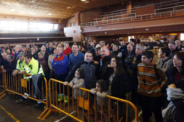 La villa celebró este viernes el reparto de 3.500 roscos junto a la hoguera de San Blas en vísperas del día grande de las fiestas