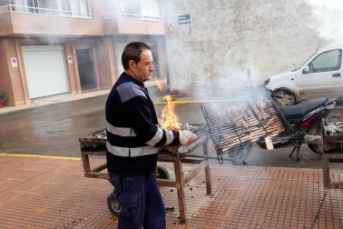 La villa celebró este viernes el reparto de 3.500 roscos junto a la hoguera de San Blas en vísperas del día grande de las fiestas