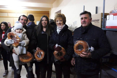 La villa celebró este viernes el reparto de 3.500 roscos junto a la hoguera de San Blas en vísperas del día grande de las fiestas