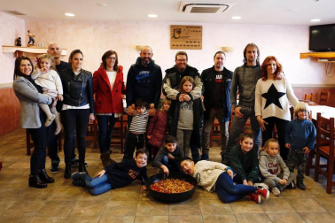 La villa celebró este viernes el reparto de 3.500 roscos junto a la hoguera de San Blas en vísperas del día grande de las fiestas