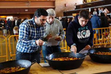 La villa celebró este viernes el reparto de 3.500 roscos junto a la hoguera de San Blas en vísperas del día grande de las fiestas