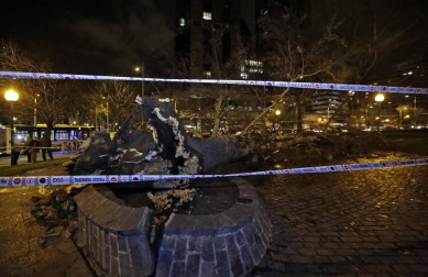 Dos personas resultaron heridas este lunes por la tarde en Pamplona al caerles encima un árbol en la Vuelta del Castillo de Pamplona, el situado en la confluencia de la Avenida del Ejército y Pío XII.