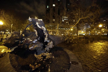 Dos personas resultaron heridas este lunes por la tarde en Pamplona al caerles encima un árbol en la Vuelta del Castillo de Pamplona, el situado en la confluencia de la Avenida del Ejército y Pío XII.