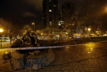 Dos personas resultaron heridas este lunes por la tarde en Pamplona al caerles encima un árbol en la Vuelta del Castillo de Pamplona, el situado en la confluencia de la Avenida del Ejército y Pío XII.