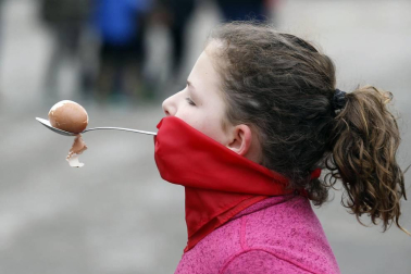 Medio millar de menores persiguieron, espada de madera en mano, el rastro del Juego del Gallo en el 'Orakunde' de Elizondo. El sector infantil celebró en diferentes localidades del valle la tradición del 'Jueves Gordo' con juegos adaptados a su edad
