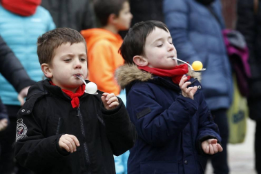 Medio millar de menores persiguieron, espada de madera en mano, el rastro del Juego del Gallo en el 'Orakunde' de Elizondo. El sector infantil celebró en diferentes localidades del valle la tradición del 'Jueves Gordo' con juegos adaptados a su edad