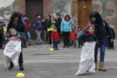 Medio millar de menores persiguieron, espada de madera en mano, el rastro del Juego del Gallo en el 'Orakunde' de Elizondo. El sector infantil celebró en diferentes localidades del valle la tradición del 'Jueves Gordo' con juegos adaptados a su edad