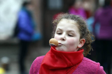 Medio millar de menores persiguieron, espada de madera en mano, el rastro del Juego del Gallo en el 'Orakunde' de Elizondo. El sector infantil celebró en diferentes localidades del valle la tradición del 'Jueves Gordo' con juegos adaptados a su edad
