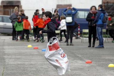 Medio millar de menores persiguieron, espada de madera en mano, el rastro del Juego del Gallo en el 'Orakunde' de Elizondo. El sector infantil celebró en diferentes localidades del valle la tradición del 'Jueves Gordo' con juegos adaptados a su edad
