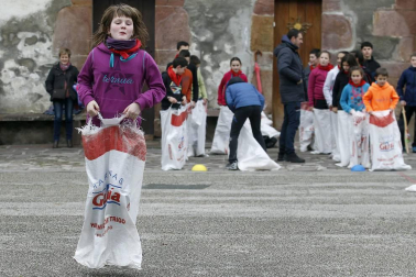Medio millar de menores persiguieron, espada de madera en mano, el rastro del Juego del Gallo en el 'Orakunde' de Elizondo. El sector infantil celebró en diferentes localidades del valle la tradición del 'Jueves Gordo' con juegos adaptados a su edad