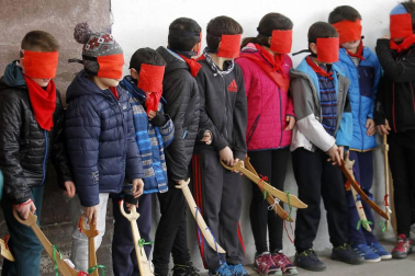 Medio millar de menores persiguieron, espada de madera en mano, el rastro del Juego del Gallo en el 'Orakunde' de Elizondo. El sector infantil celebró en diferentes localidades del valle la tradición del 'Jueves Gordo' con juegos adaptados a su edad