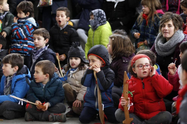 Medio millar de menores persiguieron, espada de madera en mano, el rastro del Juego del Gallo en el 'Orakunde' de Elizondo. El sector infantil celebró en diferentes localidades del valle la tradición del 'Jueves Gordo' con juegos adaptados a su edad