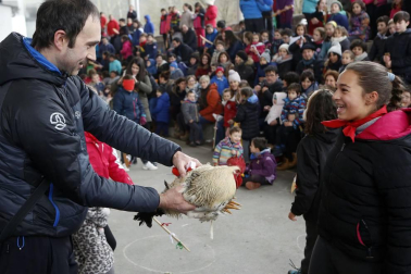 Medio millar de menores persiguieron, espada de madera en mano, el rastro del Juego del Gallo en el 'Orakunde' de Elizondo. El sector infantil celebró en diferentes localidades del valle la tradición del 'Jueves Gordo' con juegos adaptados a su edad