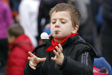 Medio millar de menores persiguieron, espada de madera en mano, el rastro del Juego del Gallo en el 'Orakunde' de Elizondo. El sector infantil celebró en diferentes localidades del valle la tradición del 'Jueves Gordo' con juegos adaptados a su edad