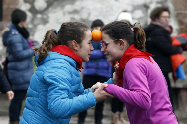 Medio millar de menores persiguieron, espada de madera en mano, el rastro del Juego del Gallo en el 'Orakunde' de Elizondo. El sector infantil celebró en diferentes localidades del valle la tradición del 'Jueves Gordo' con juegos adaptados a su edad
