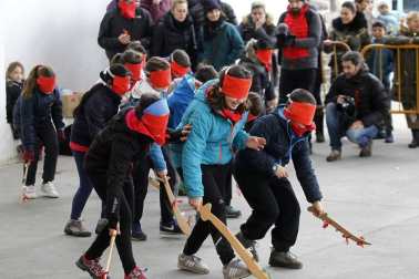 Medio millar de menores persiguieron, espada de madera en mano, el rastro del Juego del Gallo en el 'Orakunde' de Elizondo. El sector infantil celebró en diferentes localidades del valle la tradición del 'Jueves Gordo' con juegos adaptados a su edad