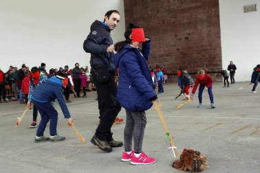 Medio millar de menores persiguieron, espada de madera en mano, el rastro del Juego del Gallo en el 'Orakunde' de Elizondo. El sector infantil celebró en diferentes localidades del valle la tradición del 'Jueves Gordo' con juegos adaptados a su edad