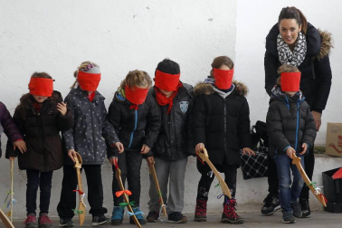 Medio millar de menores persiguieron, espada de madera en mano, el rastro del Juego del Gallo en el 'Orakunde' de Elizondo. El sector infantil celebró en diferentes localidades del valle la tradición del 'Jueves Gordo' con juegos adaptados a su edad
