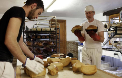 Arguiñáriz, con seis vecinos en invierno, aparece en la ruta del buen pan. Más de doce horas de sudor, materia prima de calidad y una filosofía de vida amasan su elección