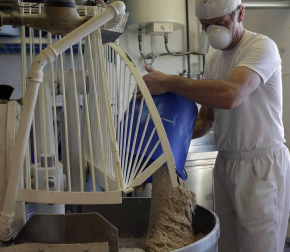 Arguiñáriz, con seis vecinos en invierno, aparece en la ruta del buen pan. Más de doce horas de sudor, materia prima de calidad y una filosofía de vida amasan su elección