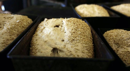Arguiñáriz, con seis vecinos en invierno, aparece en la ruta del buen pan. Más de doce horas de sudor, materia prima de calidad y una filosofía de vida amasan su elección